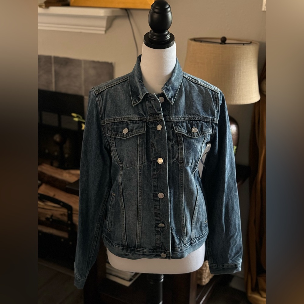 NEW with tags Gap 1969 Moderate Distressed Jean Jacket. Size M. Never worn!